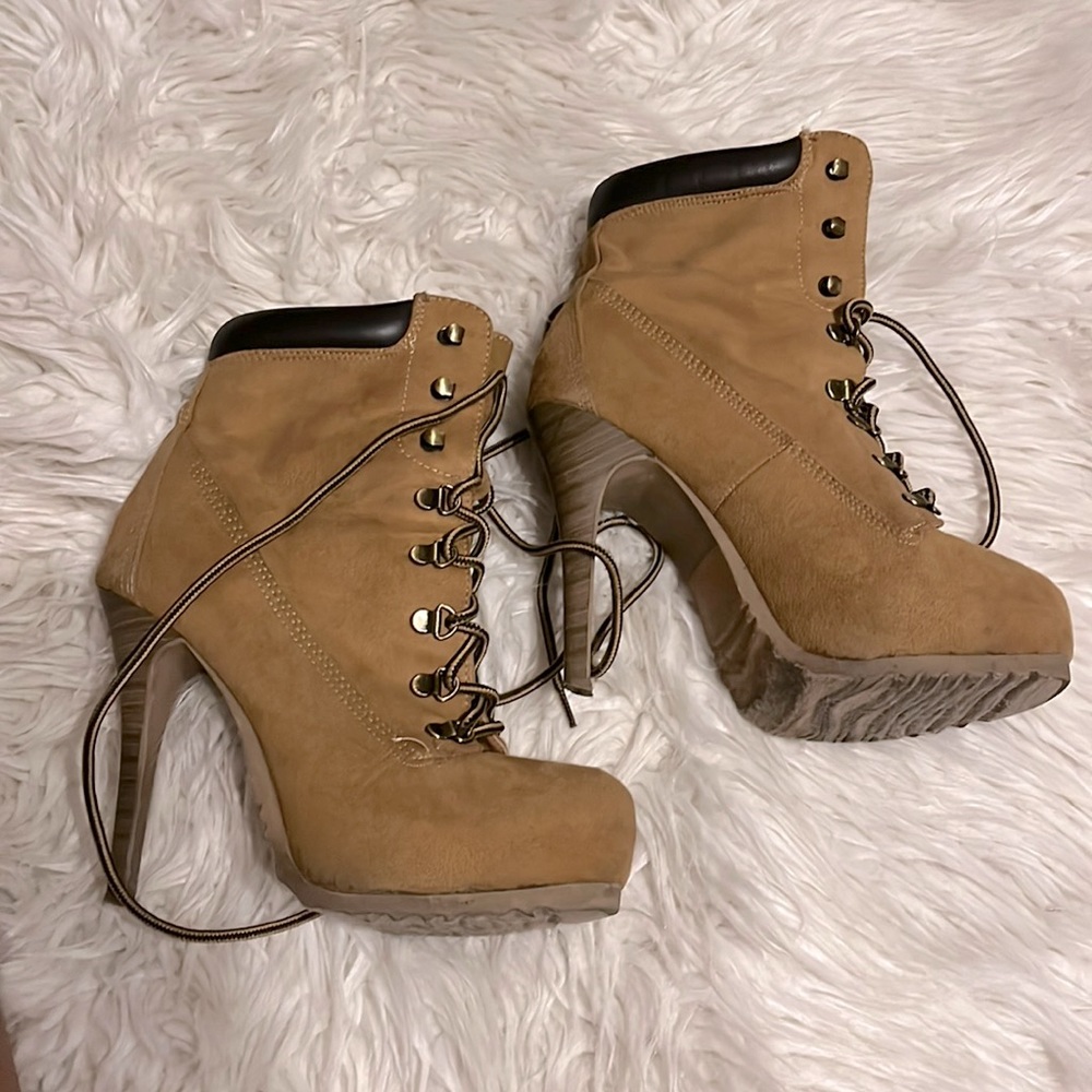 Timb heels size 7.5 ok condition pretty used they were my favorite heels